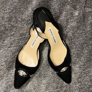 MANOLO BLAHNIK (Gently worn)
Carolyne Low-Heel Black Halter Pumps
